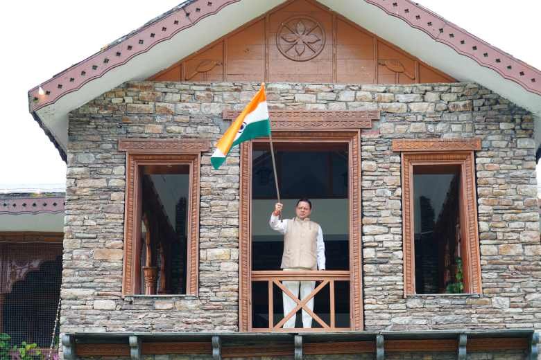 बिग ब्रेकिंग:- मुख्यमंत्री धामी ने मुख्यमंत्री आवास पर तिरंगा लगाकर दिया ‘हर घर तिरंगा’ का संदेश